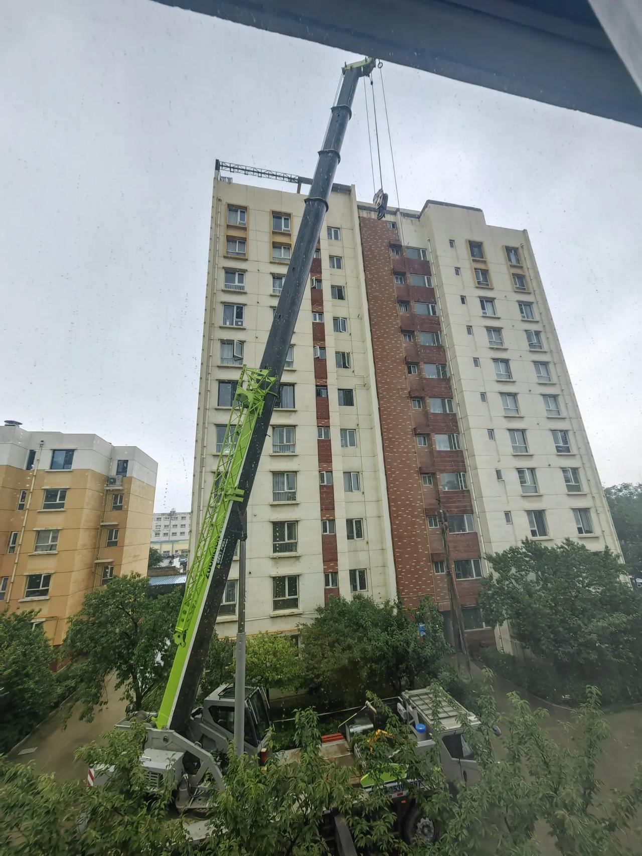 8月1日，早上还在睡梦中，突然被轰隆隆的机器声吵醒，拉开窗户一看，原来是2台塔吊
