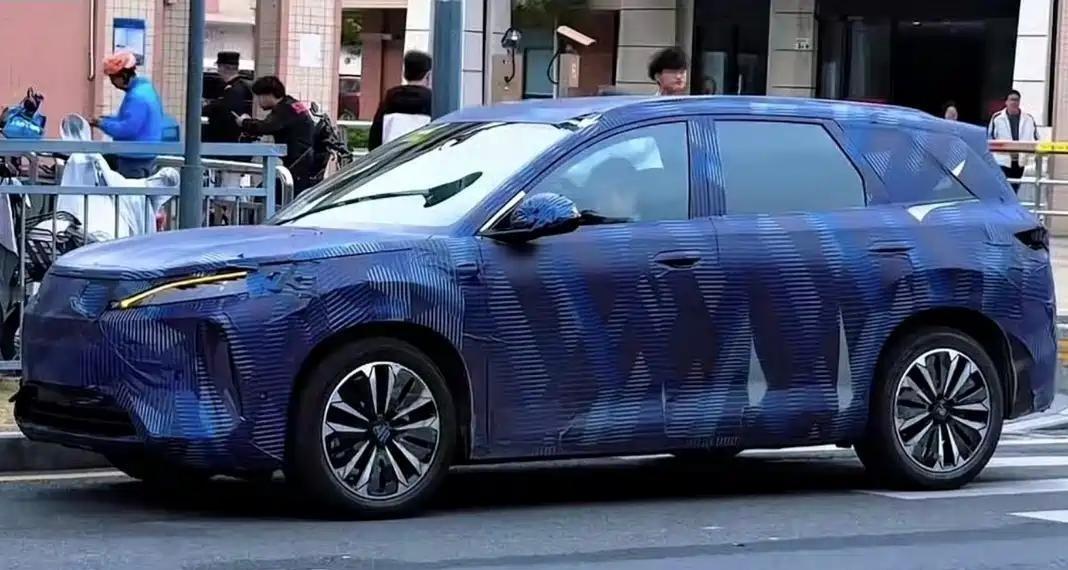 车若初见 比亚迪元系列新车，看尺寸估计在4米7左右，名字咱分析不得叫个元MAX、