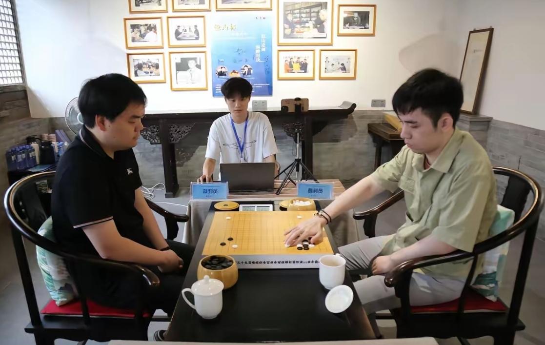 职业/业余最强对决~1：1平分秋色


今年的31届LG杯世界冠军王星昊九段VS