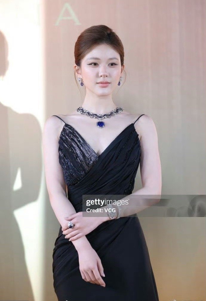 #G社拍的赵露思生图#我只想说，如果不是z'r的话，这个妆也很怪异肿胀感太明显了