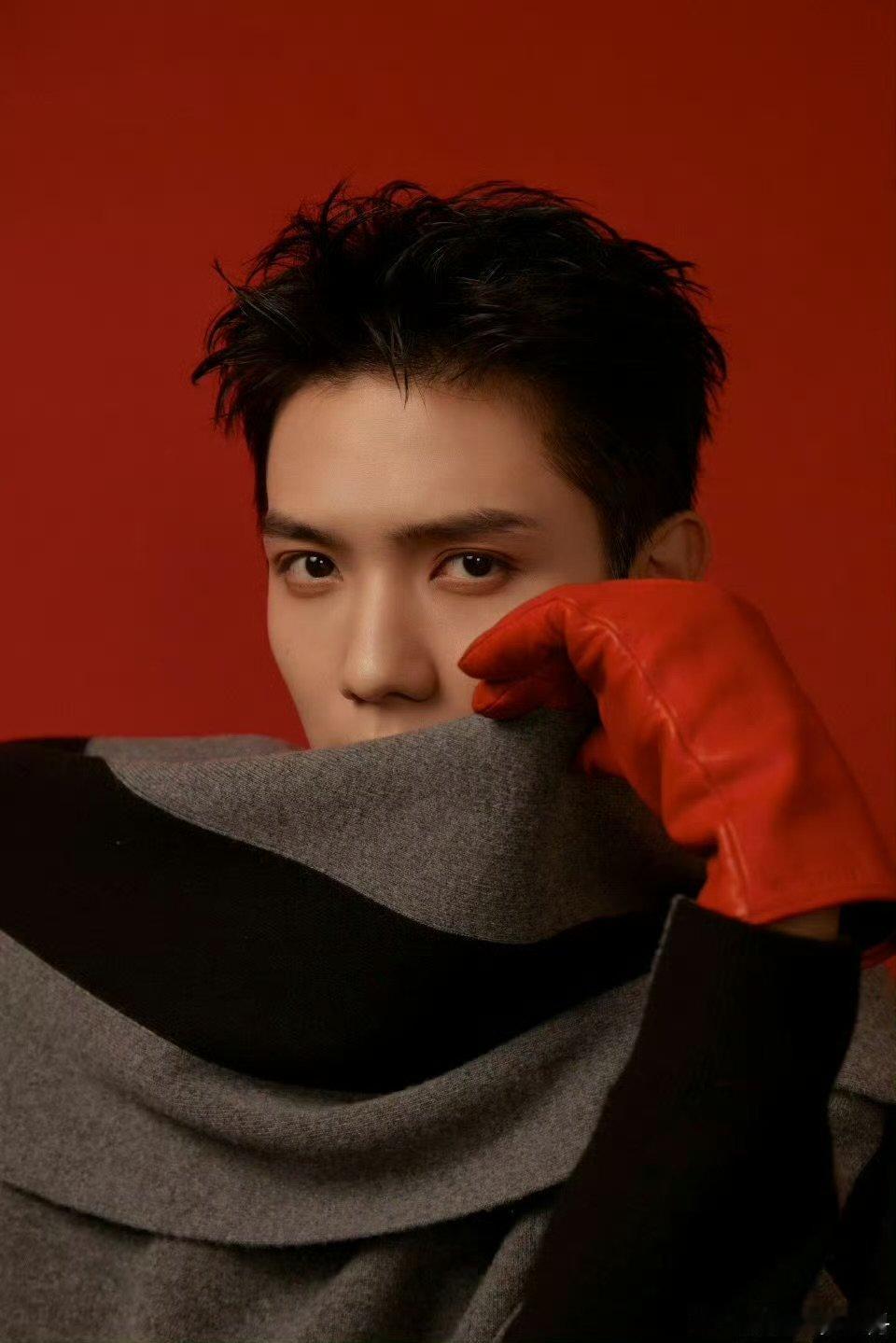 罗一舟唱跳舞台梦回青你 2025搜狐时尚盛典燃炸全场！罗一舟以唱跳赴约，舞姿飒爽