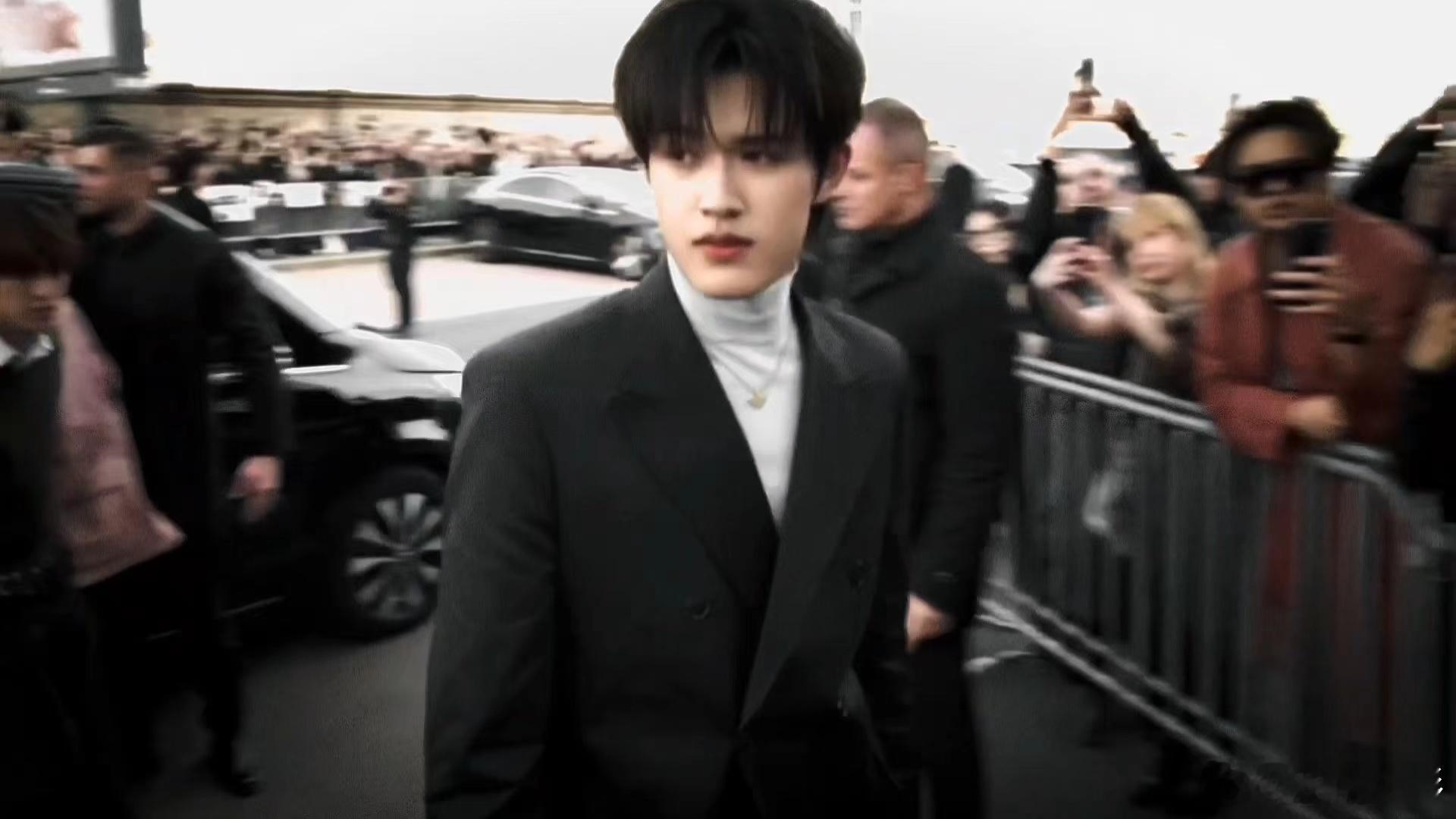 张极Prada秀场怼脸镜头 刷到张极秀场怼脸拍我仔细看了半天，皮肤细腻状态好，眼