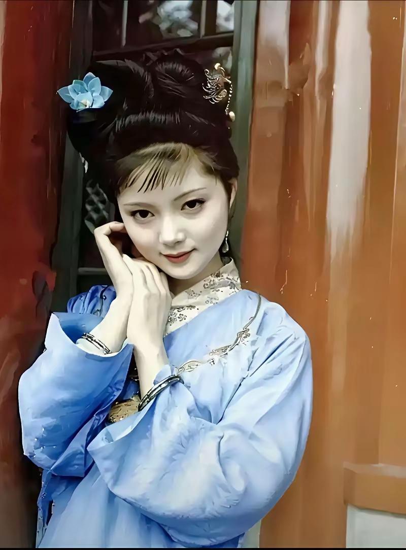 张莉所饰演的宝钗
脸似银盘，唇未点而嫣红，眉不描而黛翠
倘若没有林妹妹
贾宝玉定