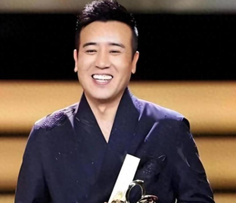 3岁丧父，吃姐姐奶水长大，成名后为8个哥姐买房，如今成“影帝”
娱乐 明星