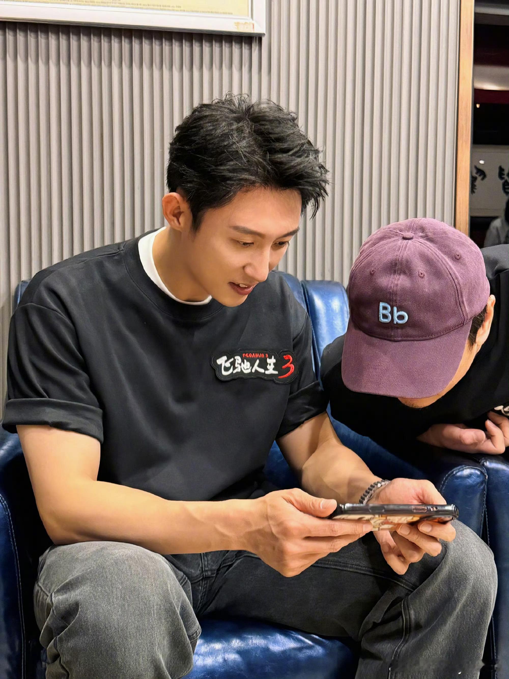 沈腾黄景瑜一起看岁月有情时沈腾看黄景瑜新剧看入迷了从赛道到屏幕，张驰×林臻东售后