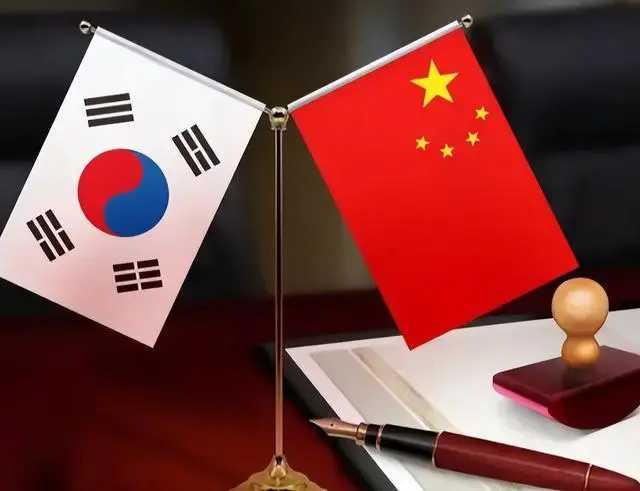 大学生潮与新生儿荒，这现象细琢磨还挺有意思。现在大学校园里人满为患，可新生儿数量