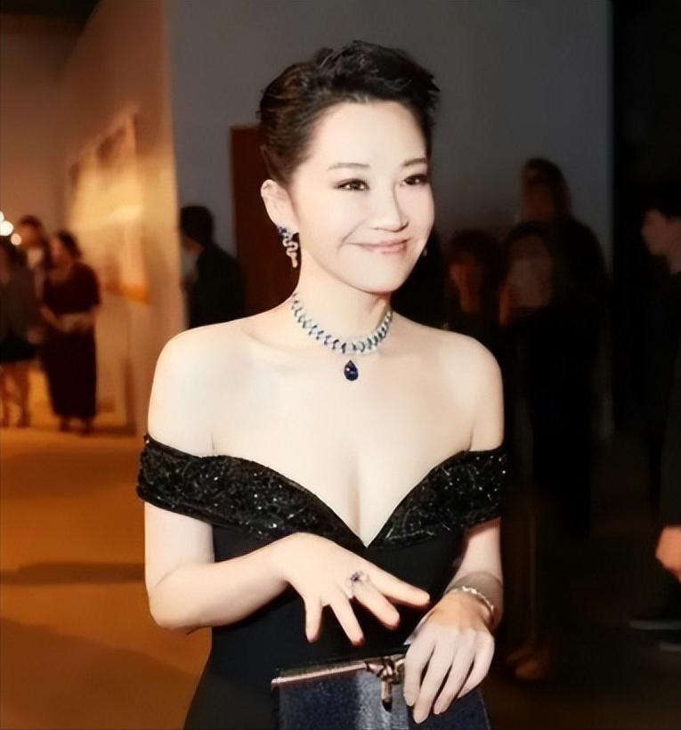 1997年，已有家室的富商刘波追求许晴，豪掷3000万买下北京一座四合院，作为他