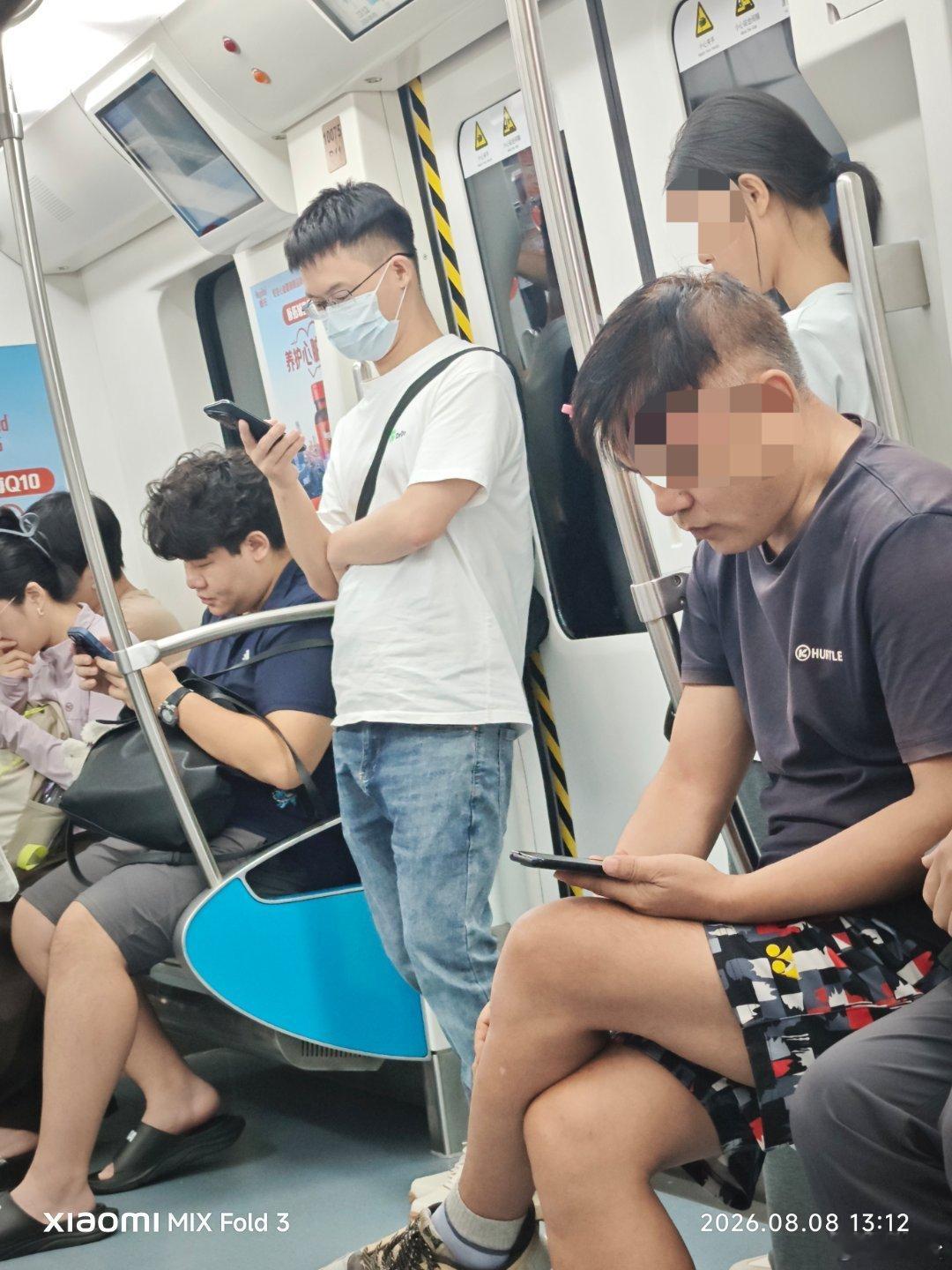 今天一进地铁，这个穿白体恤牛仔裤的男生，抬头看了一下我，立即起身给我让座，他自己