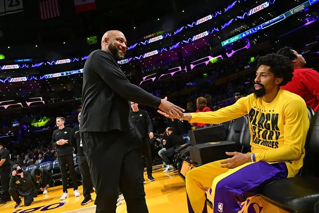 湖人下赛季怎样留下丁威迪？​1，拉塞尔跳出合同，降薪或者离开！2，詹姆斯跳出合同