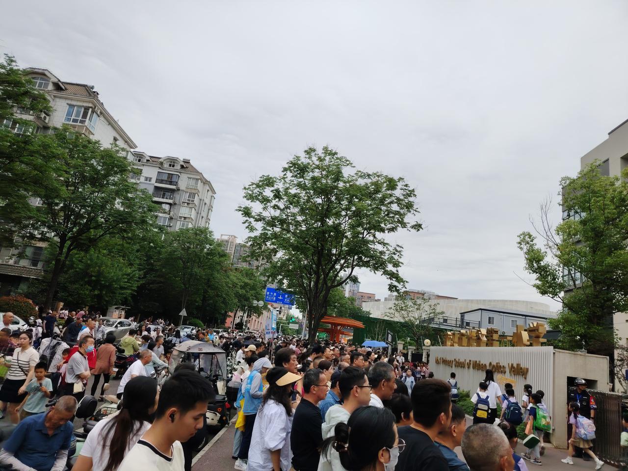 等待孩子放学的家长们
2026年5月30日拍摄于武汉光谷一小