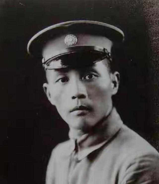 1933年，被派去江西前线围剿红军的钱大钧在火车上偶然碰见陈赓，在一番交谈后，却