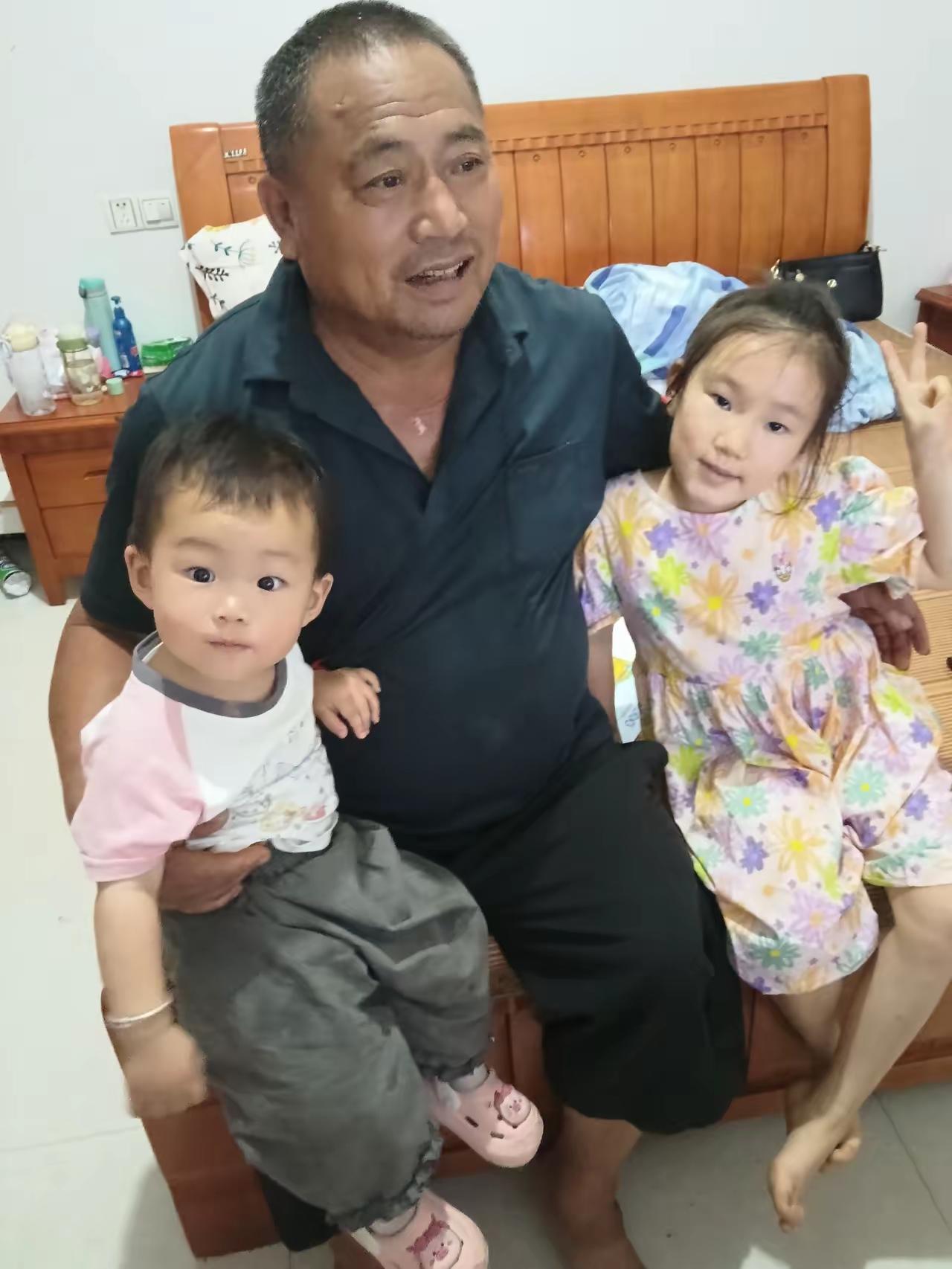 爷孙整三人，
无忧一家亲。
晚年膝前绕。
幸福享温馨。