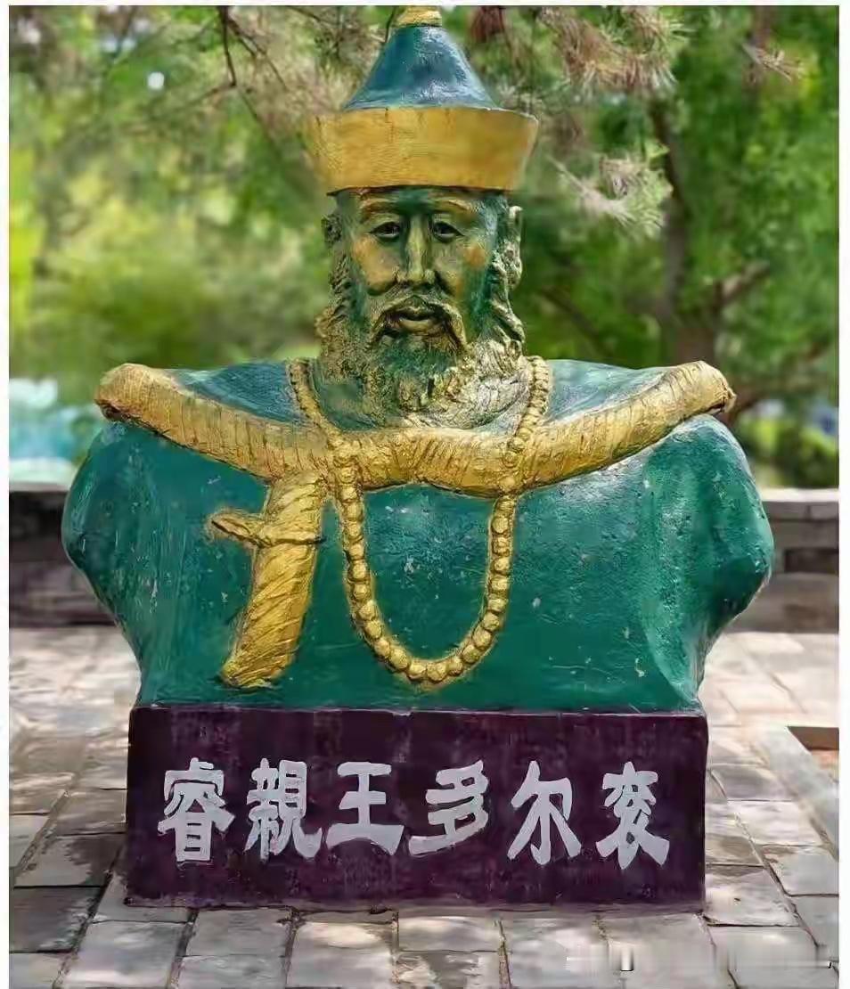 网传这尊睿亲王多尔衮的雕像，终究还是被拆除了。没有经过正规审批就立在文保区，如今