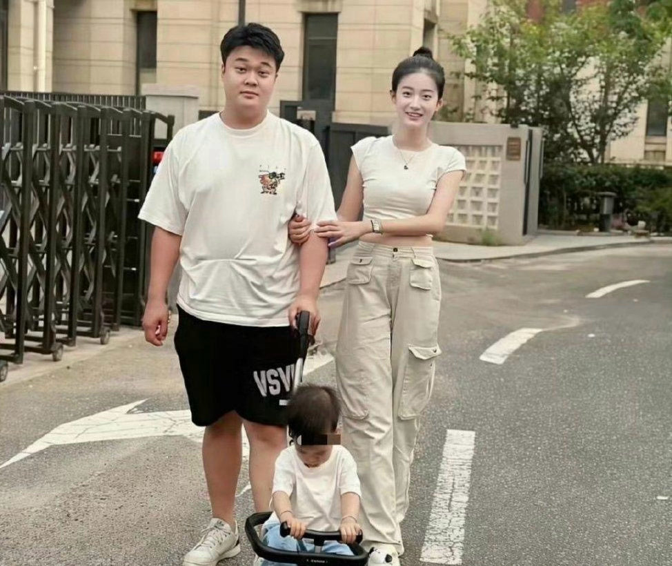 小伙子找了个女明星，这颜值老好高了