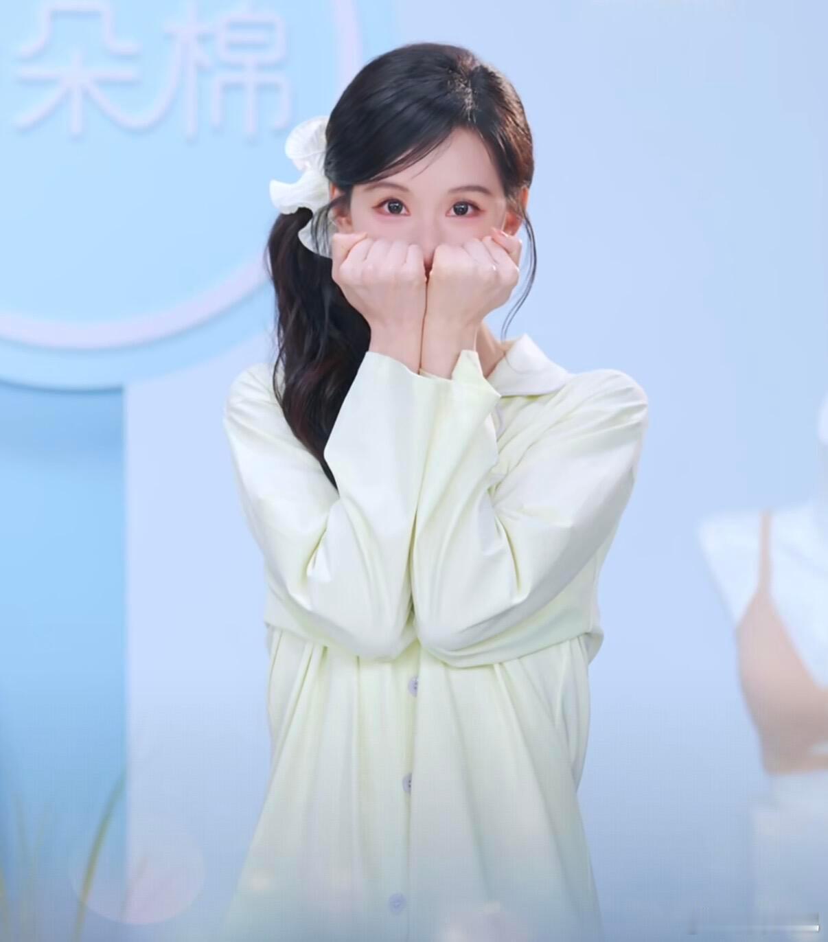 陈都灵今日直播状态截图，小兔子萌的呀🐰 