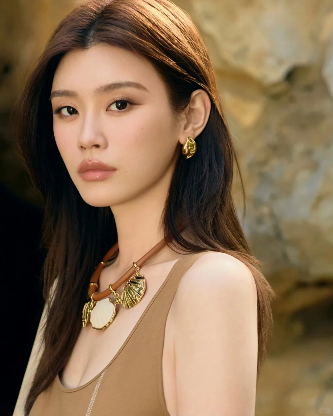 难怪奚梦瑶可以在赌王家族站稳脚跟 奚梦瑶真的很厉害啊当时上海场维秘一摔“出名”大