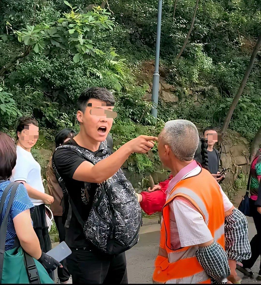 黔灵山一工作人员管猴子被游客指责不驱赶猴子伤人是错，驱赶也是错，服务行业难啊！看