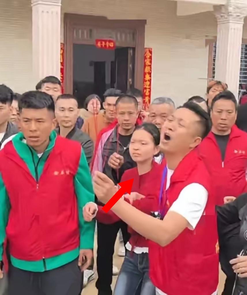 有些场子，砸钱真不好使。

就在前两天，隔壁村那场妈祖祭祀闹出的动静，比过年放的