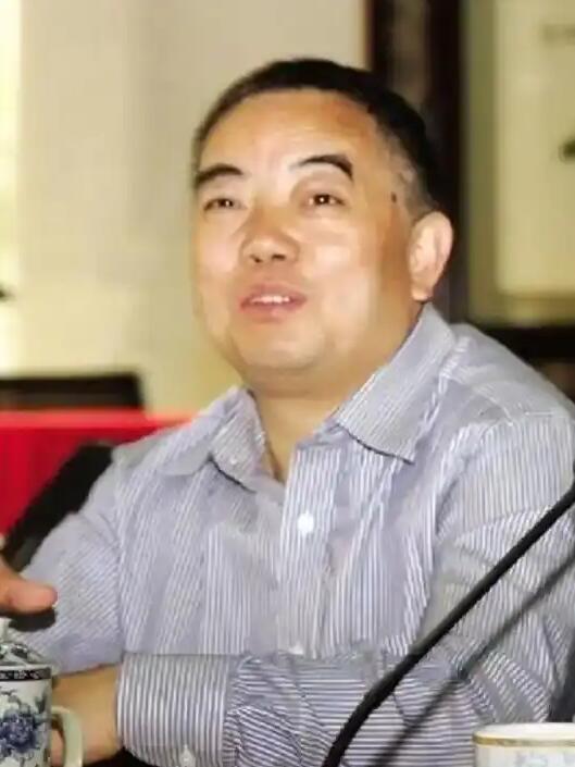 许开华（1966年生）的人生，是从大学教授到“废品大王”，再到新能源材料巨头掌舵