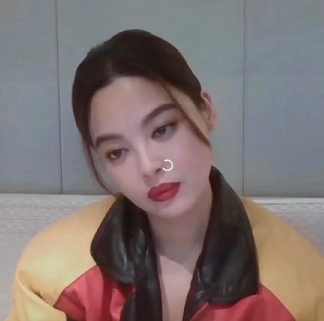 哈哈哈哈哈哈哈哈哈哈辛芷蕾连网卡都这么有节目啊！怎么网卡还卡出来个鼻环啊哈哈哈哈