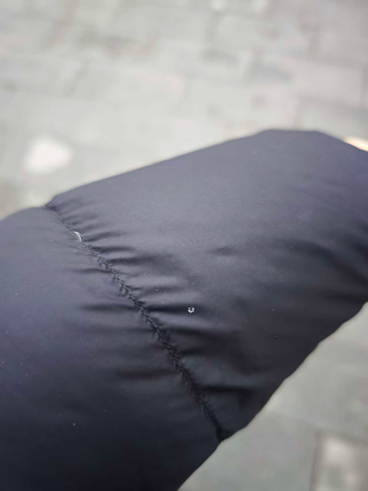 早上下了点雪沫子，不仔细看像是同事羽绒服上的线头