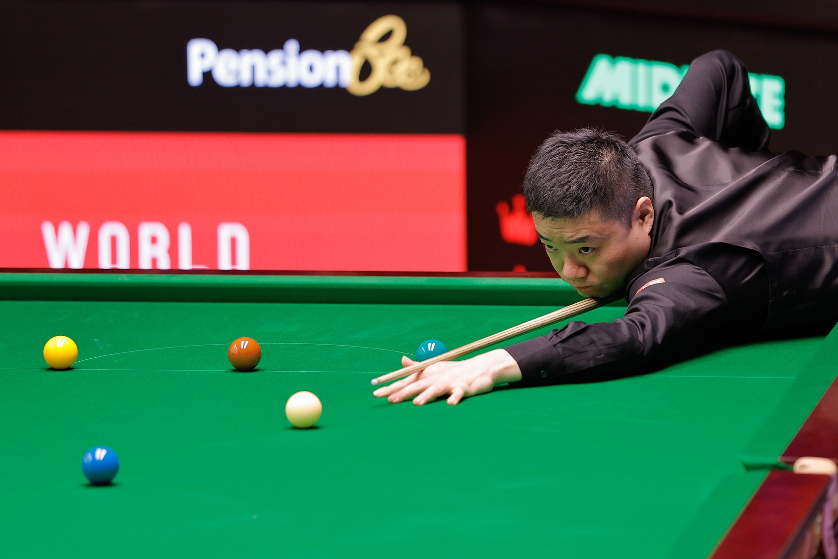 开门红！丁俊晖两杆破百10-5战胜吉尔伯特，晋级世锦赛16强