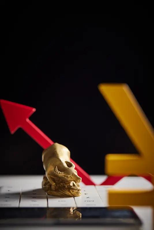 股市这玩意儿，最擅长给人下迷魂汤。一进去就让你觉得钱是大风刮来的——涨停板一拉，