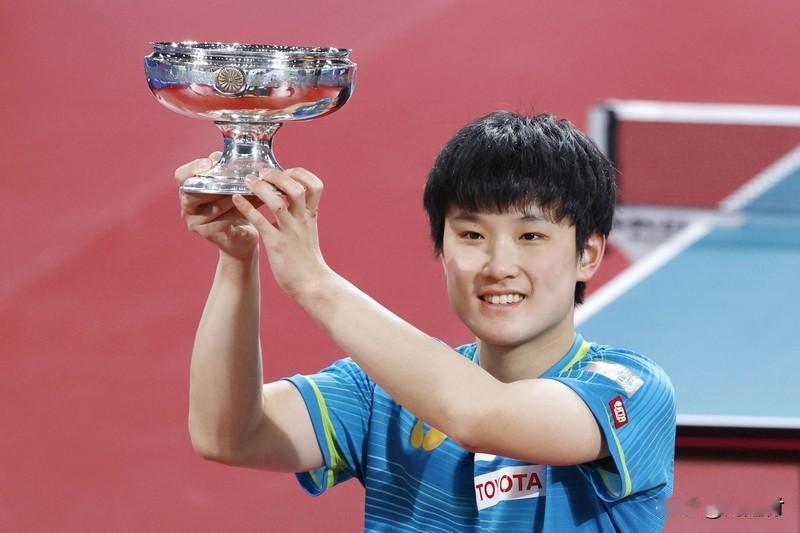 王楚钦夺冠后疯狂庆祝 2月8日深夜，亚洲杯男单决赛扣人心弦。王楚钦与张本智和巅峰