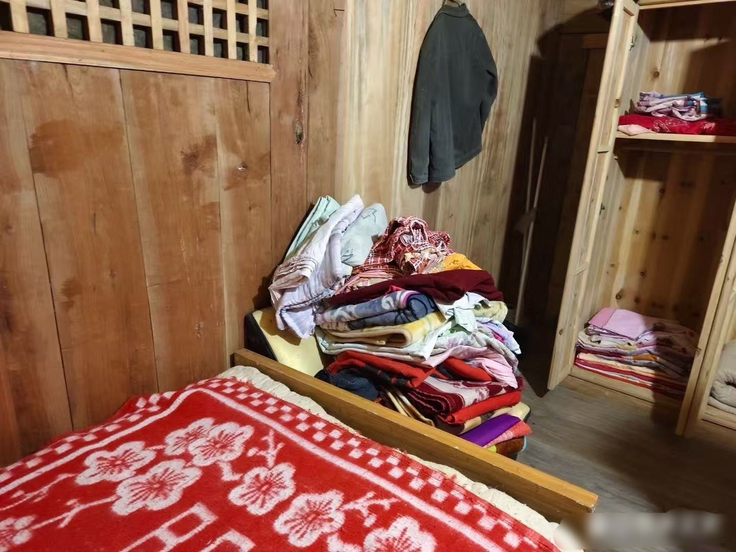 这是多少年前的床?用过种床单的人，现在多少岁了? 