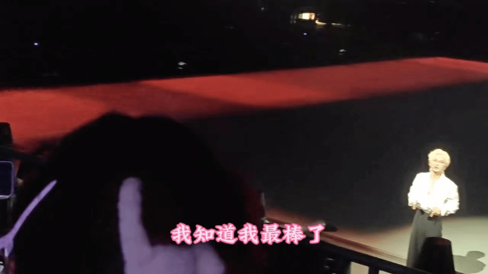 周震南你知道自己在回应什么吗 这大概就是“自信偶像听力”的最佳示范！无论粉丝喊什