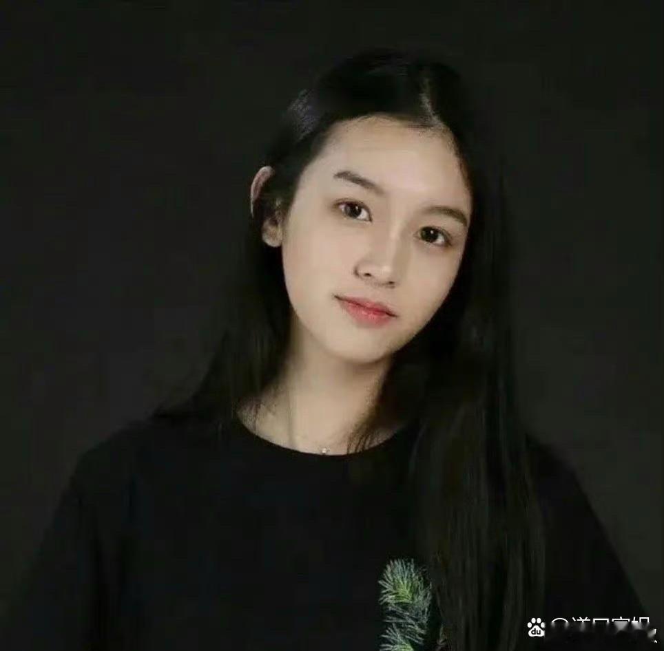 周也素人时期是挺一般的，和普通人差不多 ​​​