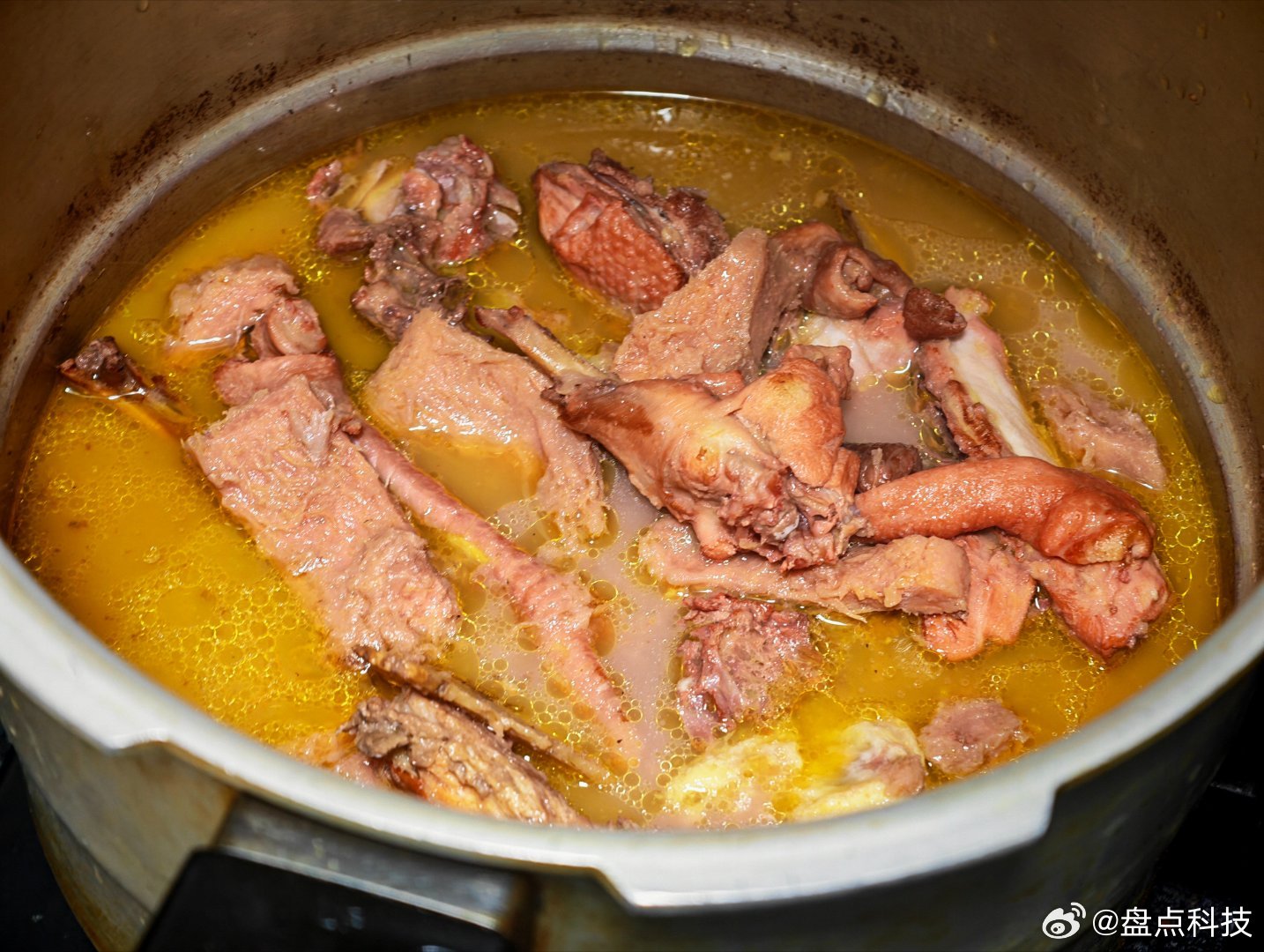 炖了一个榴莲鸡你能帮我看下，为啥会是红色的？是因为高压锅压久了吗？ 