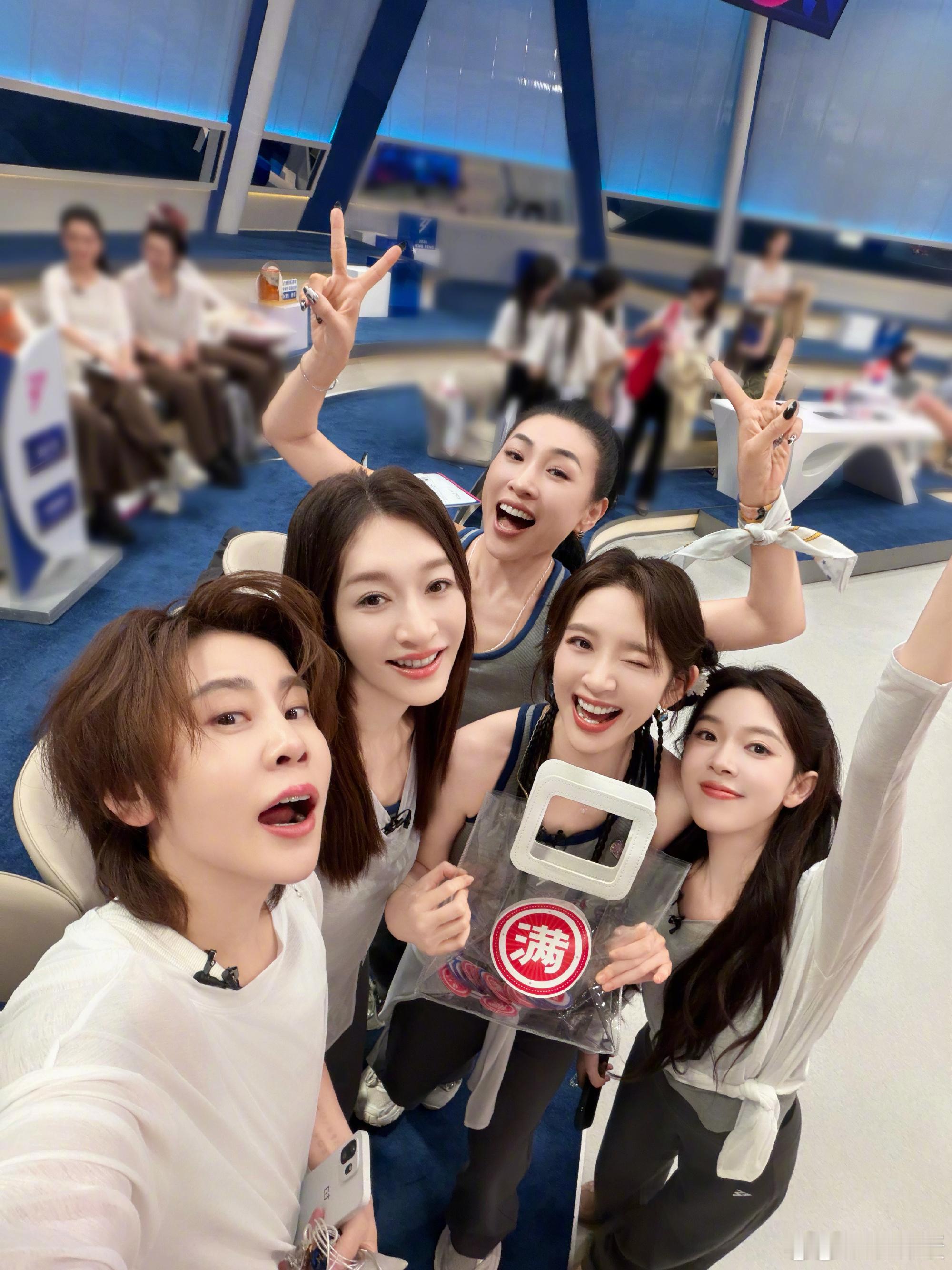 唐艺昕终于吃上了公家的火锅唐艺昕的站姿我将反复研究 谁懂啊！唐艺昕终于吃上公家的