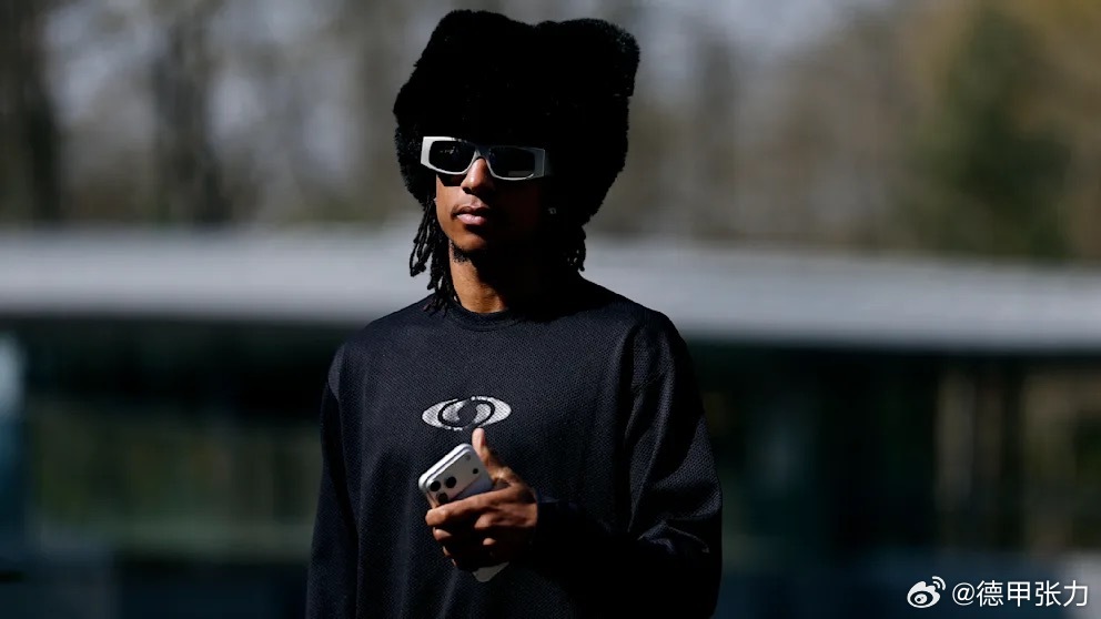 奥利塞来法国队报到的这套装扮，让媒体想到了米奇…… 