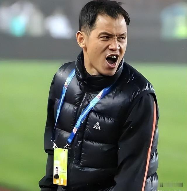 2009年35岁的朱炯刚独立带队，投资人徐国良直接给他签下8年完整长约，当年中甲