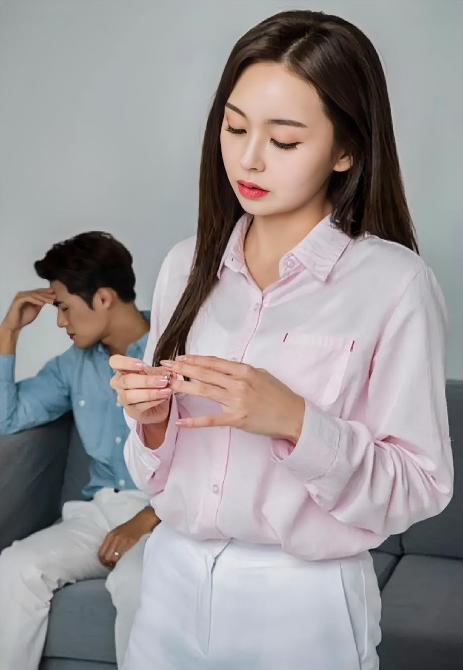 一位民政局工作人员说：
“只要你陪人跑一趟离婚手续，不用多，就一上午，你会发现每