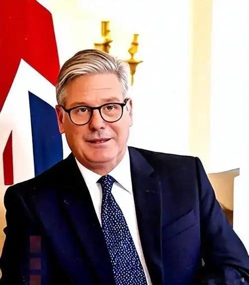 英国这次是真玩大了。15万架无人机刚砸向俄罗斯本土，自家的命脉就被俄罗斯盯上了。