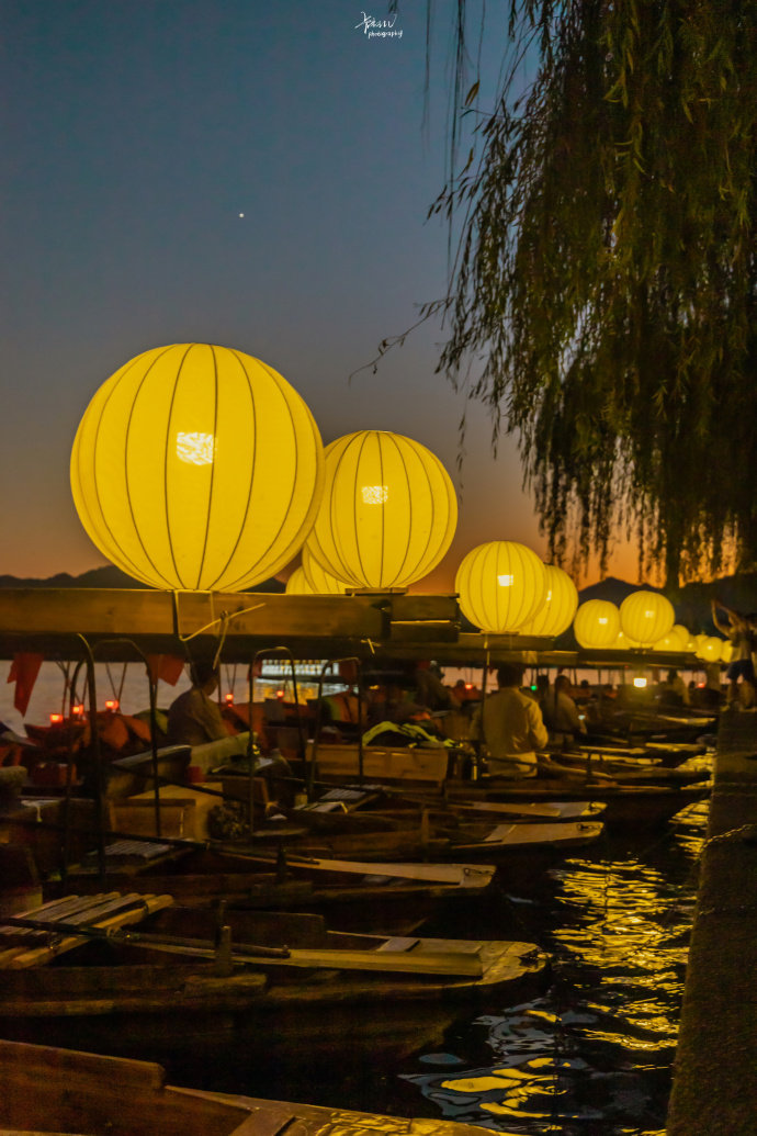 黄昏时偷来你的肋骨酿酒，百年后我醉得有血有肉。 ​​​