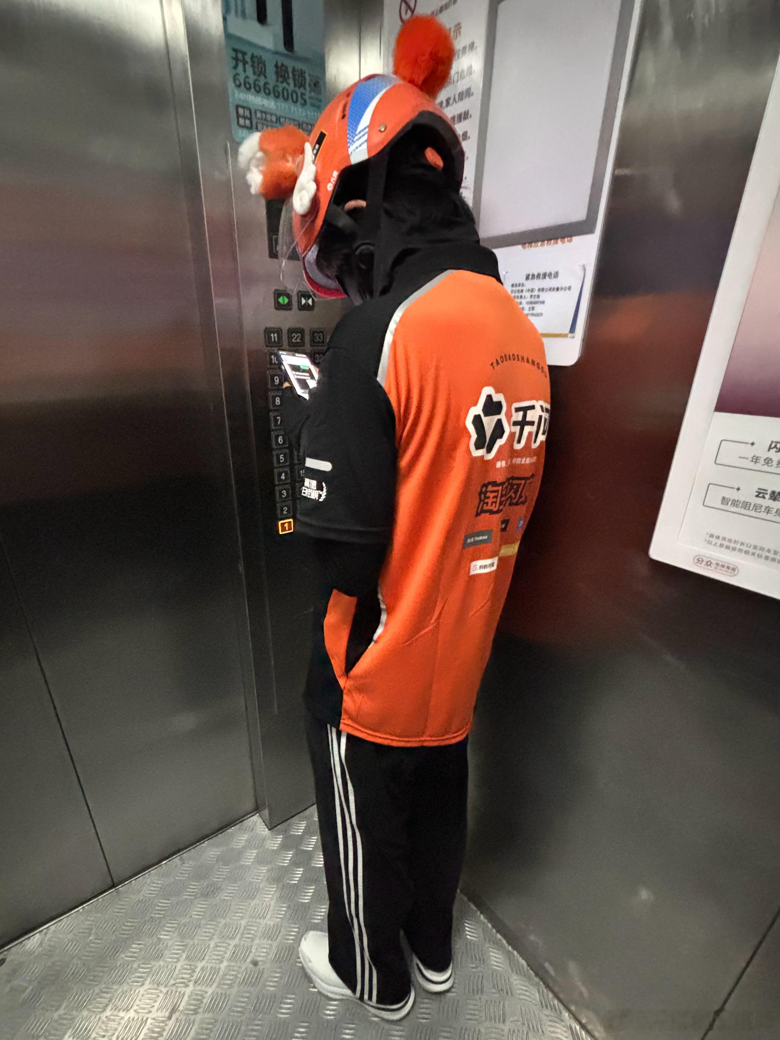 小哥站得太靠边了，还想找他聊聊呢 ​​​