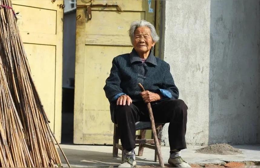 这样的农村老人真是个狠人，在农村可是不多见。

我在老宅子住的时候，我的邻居是个