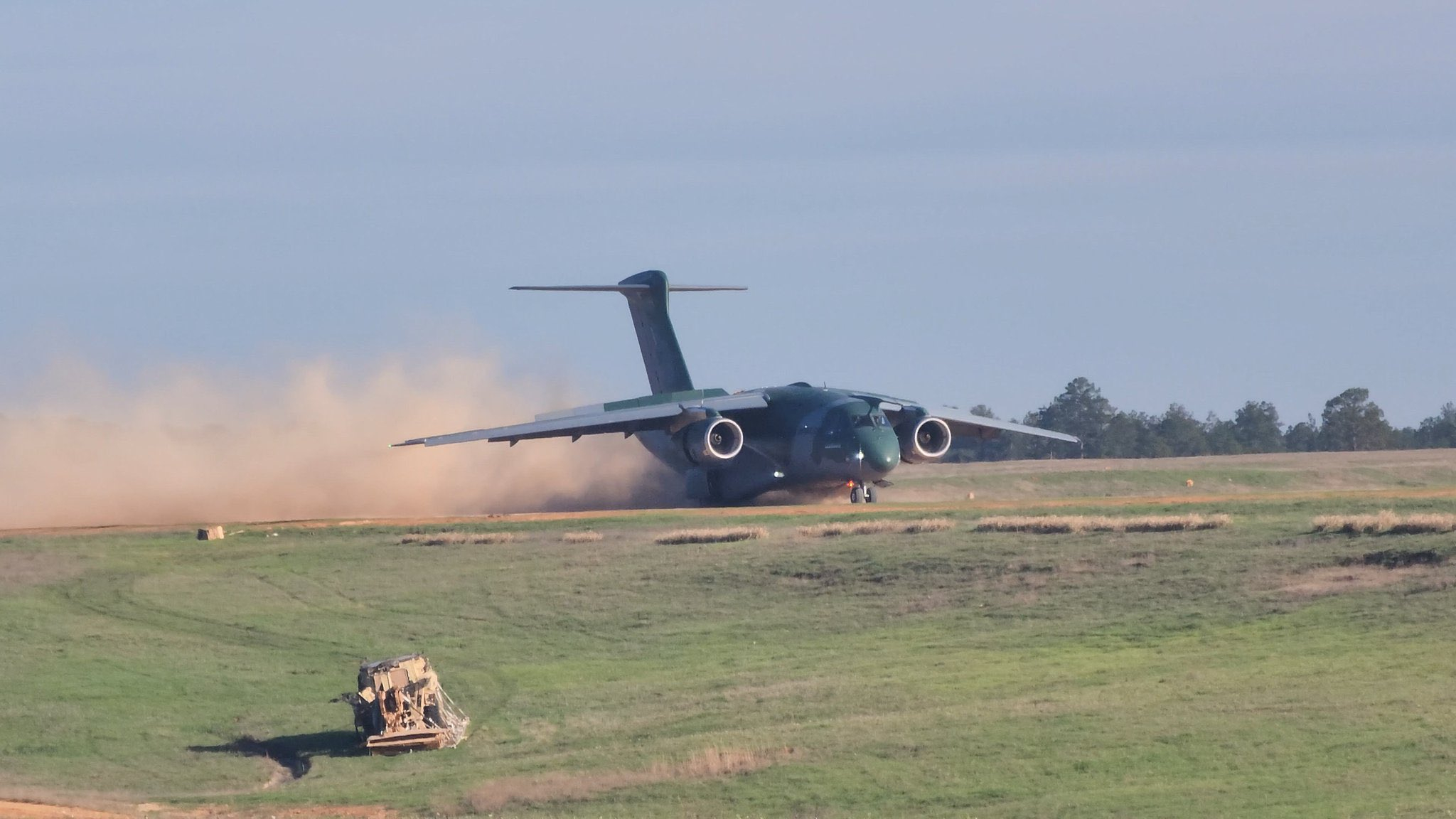 巴西空军KC-390在美国路易斯安那州“风暴旗帜”演习中，演练野战起降。 