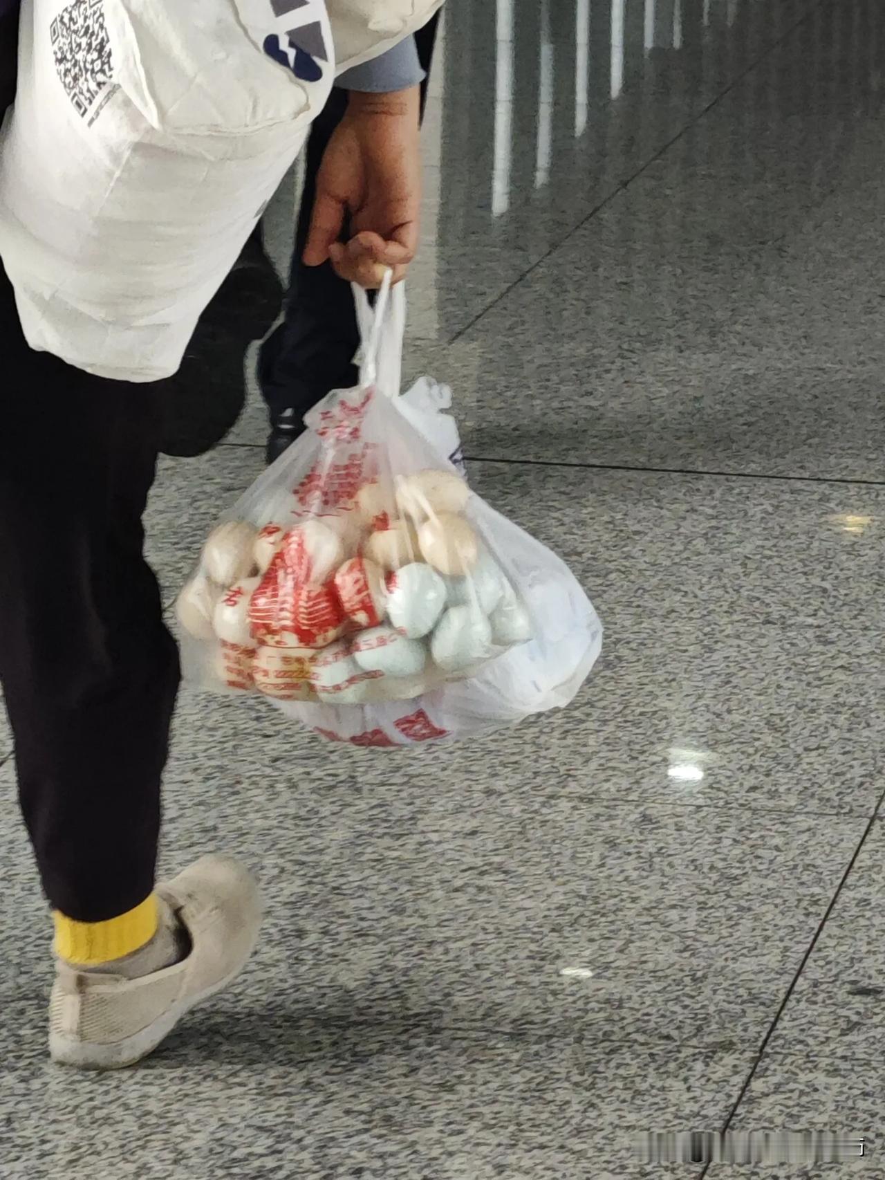 分享城市新鲜事有时候可以带走只有家乡的味道。暮色漫窗，阿妈煮的溏心蛋在碗里泛着柔