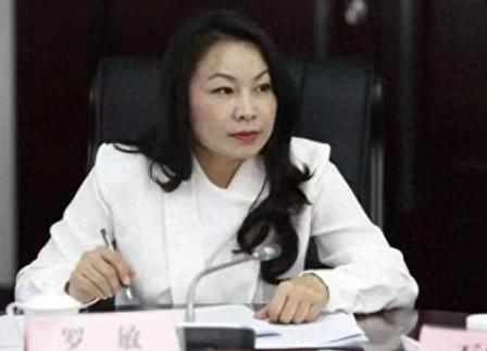 一个从部队转业进财政厅，攀上年长自己10岁的主管领导，把不正当关系当成升迁筹码，