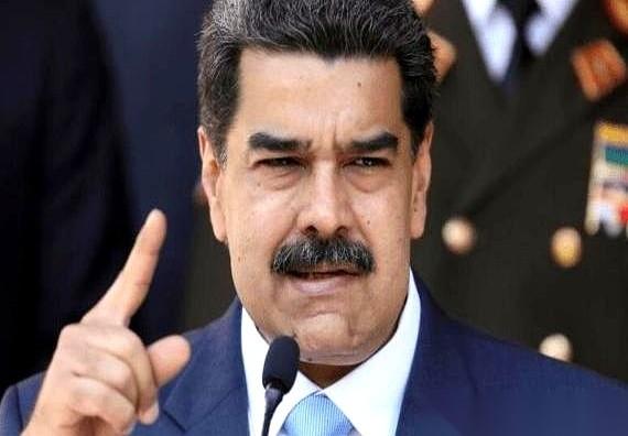 他爹是纳粹。
刚选上总统，还没上任呢，就放话要把国内三十多万移民，全清走。
这画