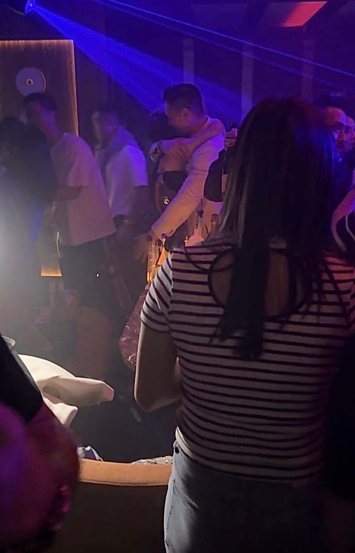 胡杏儿老公夜店与多位美女搂抱 据港媒，3月是胡杏儿老公李乘德的生日月，有媒体称他