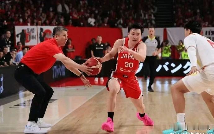 花絮！郭士强场外出手抢断富勇启生！
当三位国际裁判员加入日本男篮对抗中国男篮五位