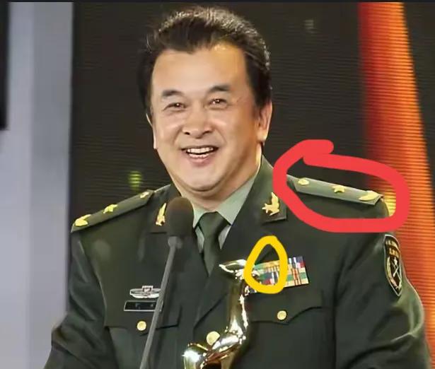 两个问题没看懂！一是军改前八一电影制片厂厂长黄宏少将，其等级资历章是5排，最上一