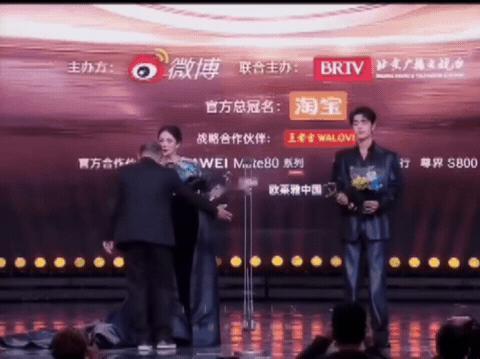 杨幂微博QUEEN 走你 