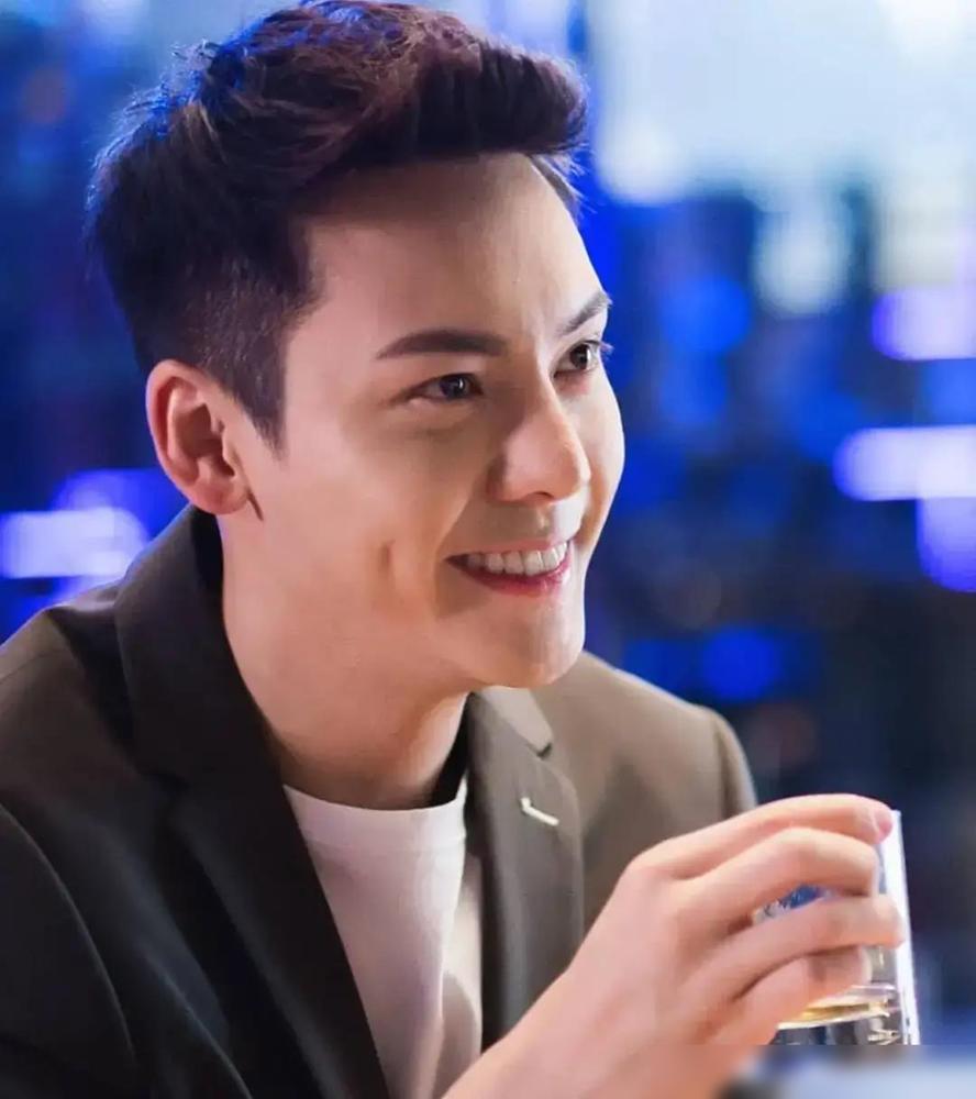 “当爸第30天，我崩溃三次”

陈伟霆在最新采访里说了实话。第一次给儿子换尿布，