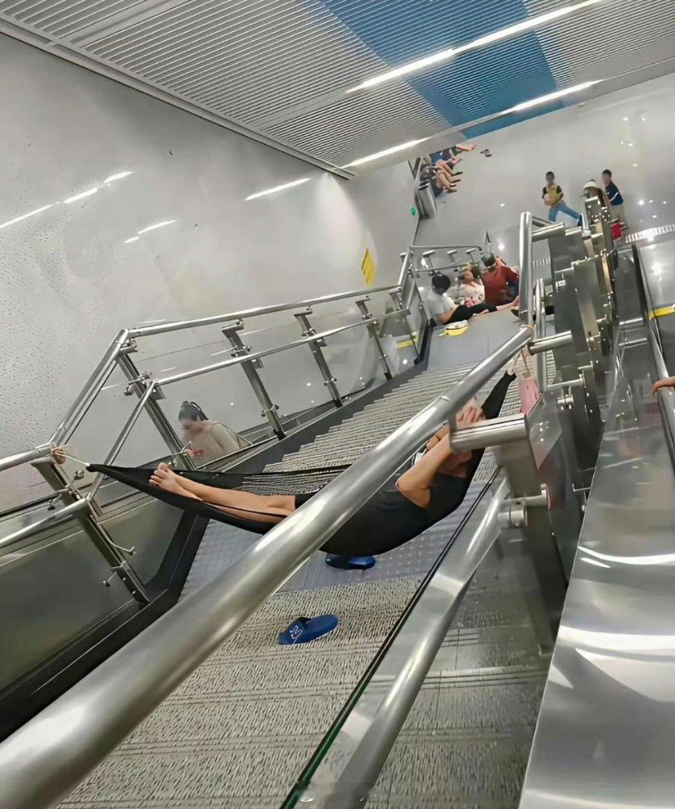 地铁站这样蹭空调就过分了吧 